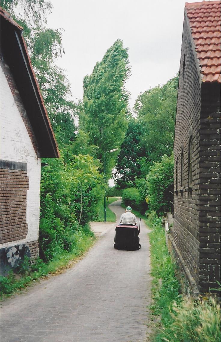 Narrow street in Bokhoven going east in the direction of Den Bosch
