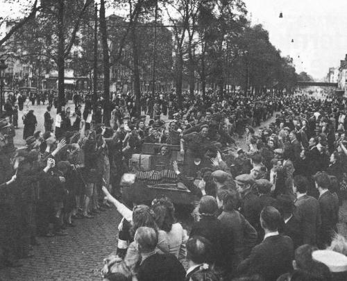 8-Liberation of brussels - British troops Boulevard du Midi nearing the Porte de Hal