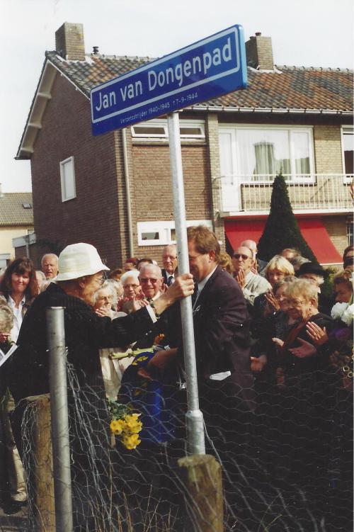 Unveiling of street sign to Van Dongen in 2003